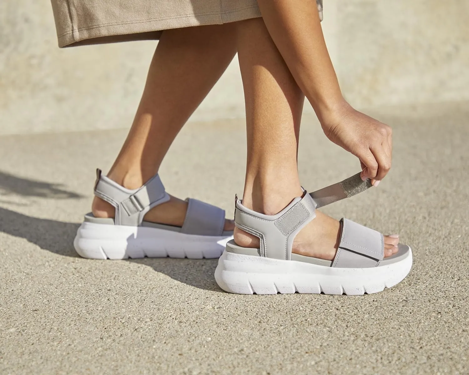 Dearfoams Women's Platform Lightweight Adjustable Odell Wedge Sandal