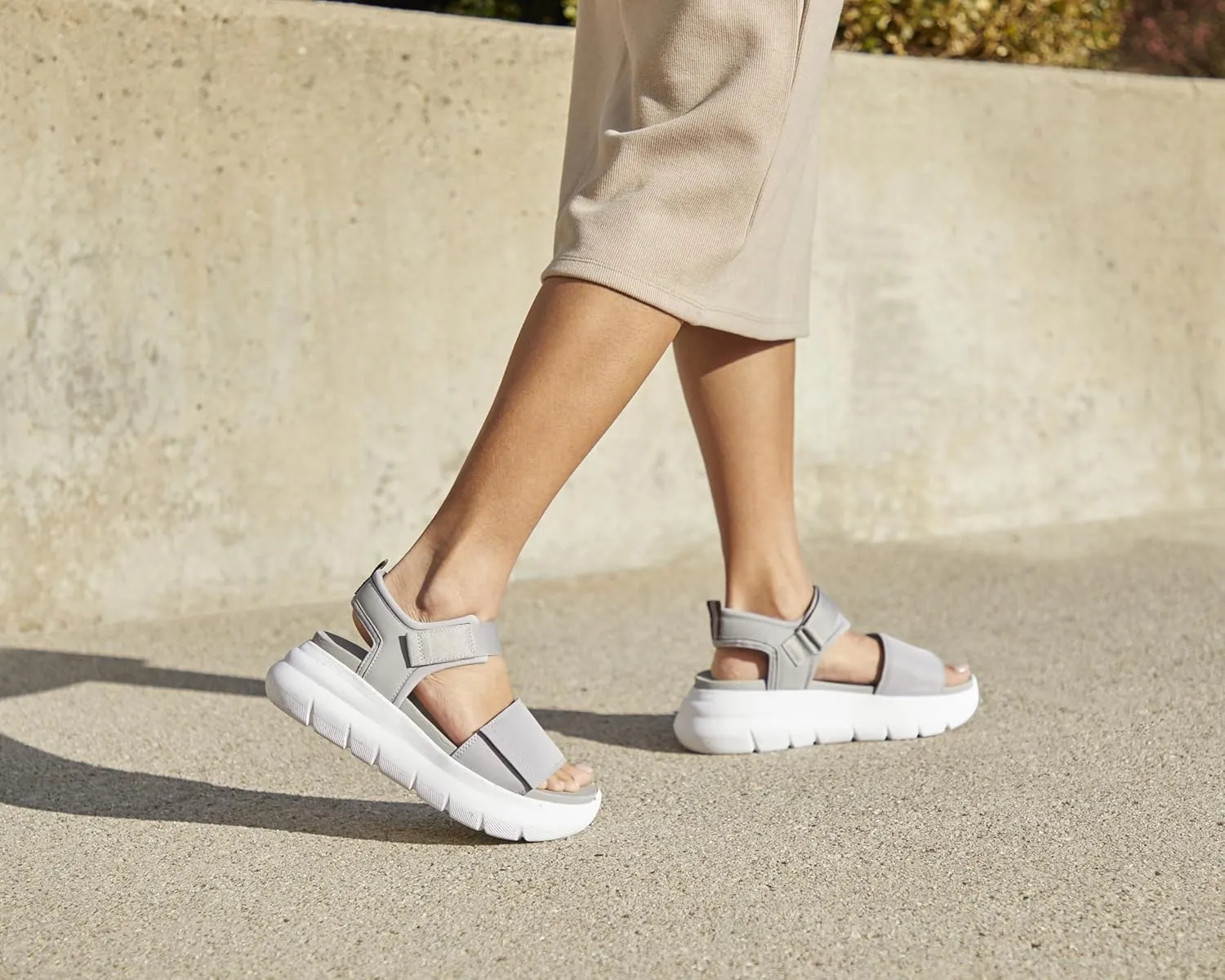 Dearfoams Women's Platform Lightweight Adjustable Odell Wedge Sandal